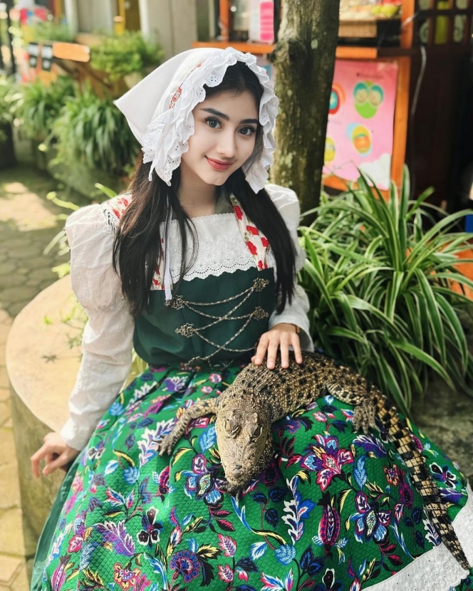 Deretan Potret Ghea Youbi Pakai Baju Tradisional Belanda, Cantik dan Gemes Jadi Satu!