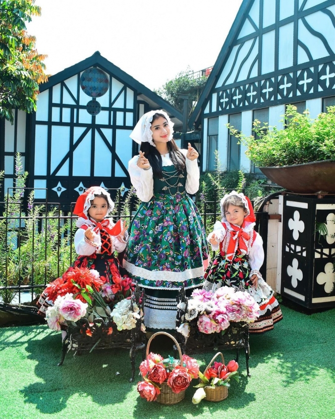 Deretan Potret Ghea Youbi Pakai Baju Tradisional Belanda, Cantik dan Gemes Jadi Satu!