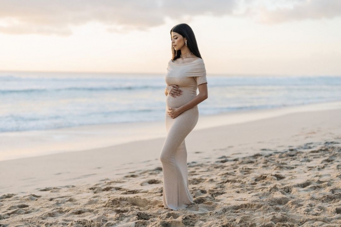 Jharna Bhagwani Umumkan Hamil Anak Pertama, Unggah Foto Maternity bareng Suami di Pantai