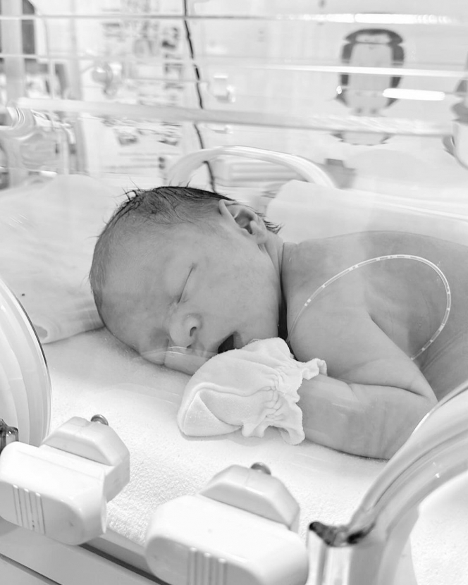 8 Foto Terbaru Baby O Anak Pamela Bowie yang Disebut Mirip Ayahnya Banget