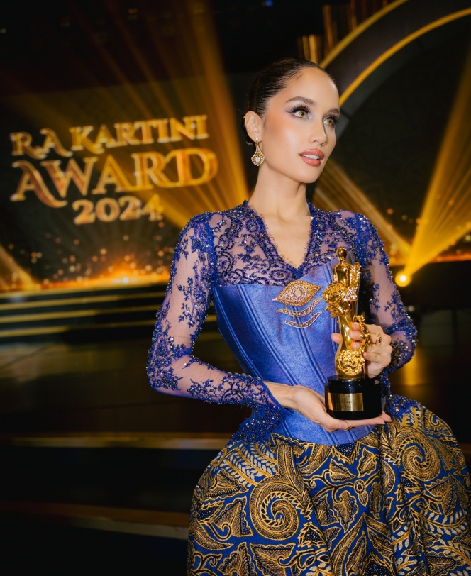 7 Foto Menawan Cinta Laura Raih Pengharagaan R.A Kartini Award 2024 Sukses Pukau Hati Penggemar