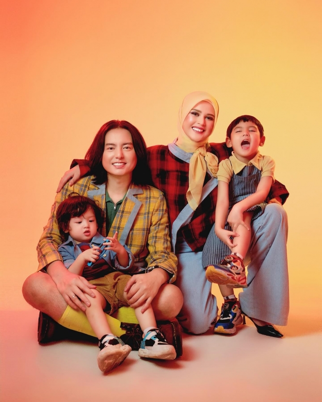 Keluarga Harmonis, Ini Foto Photoshoot Terbaru Cut Meyriska dan Roger Danuarta Bareng Kedua Anaknya!