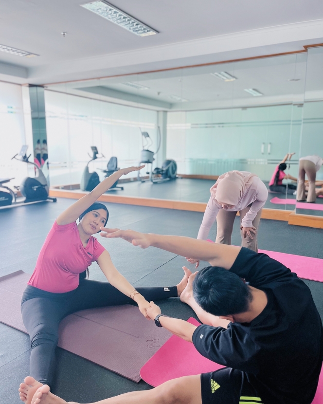 10 Foto Erina Gudono Ikut Kelas Prenatal Yoga Jelang Lahiran, Kompak Bareng Kaesang