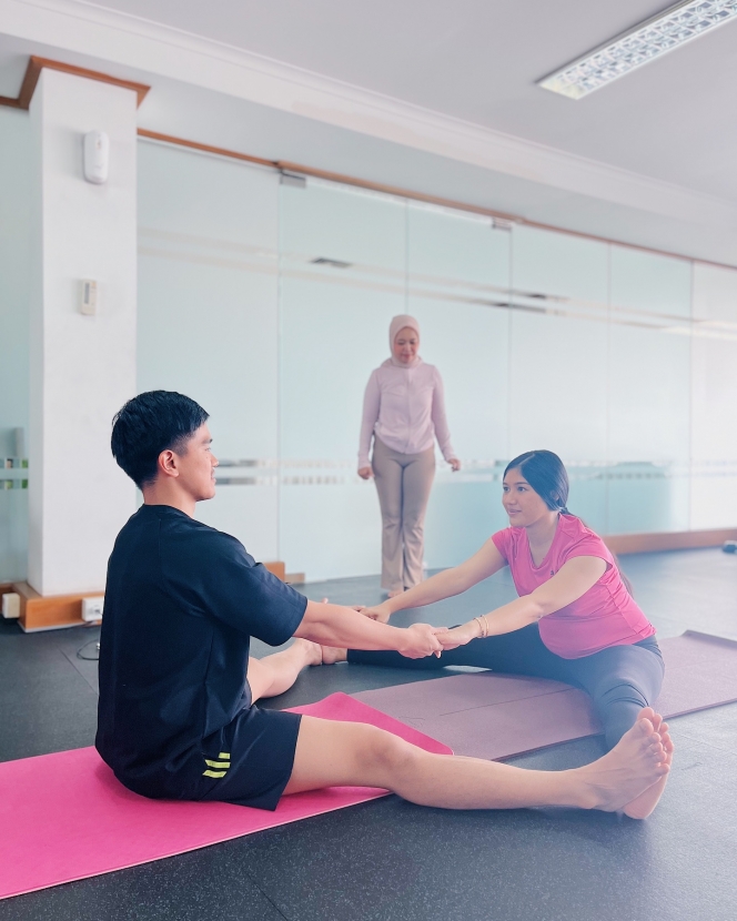 10 Foto Erina Gudono Ikut Kelas Prenatal Yoga Jelang Lahiran, Kompak Bareng Kaesang