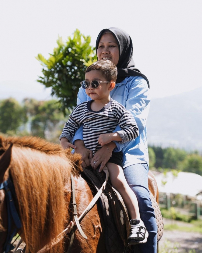 Foto Gaya Cipung saat Melancong ke Bandung, Asik Naik Kuda Bareng Sus Rini