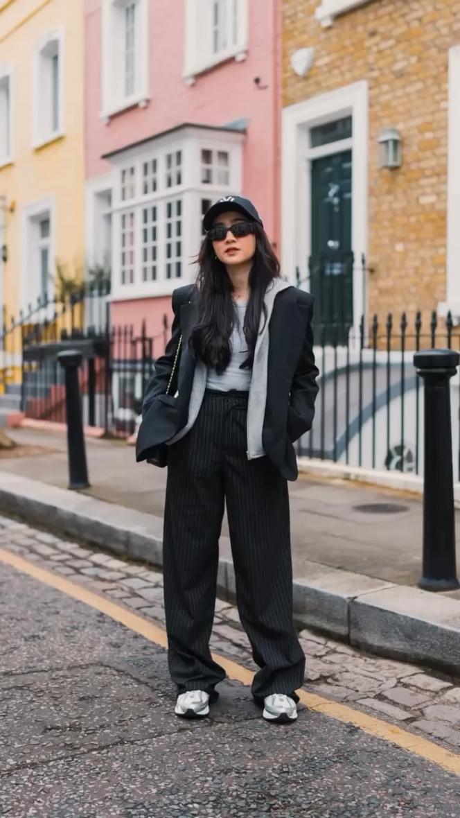 Beda Destinasi Beda Style, Ini 10 Gaya Kece Febby Rastanty saat Jalan-Jalan di London