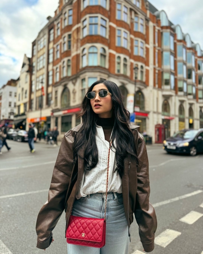 Beda Destinasi Beda Style, Ini 10 Gaya Kece Febby Rastanty saat Jalan-Jalan di London