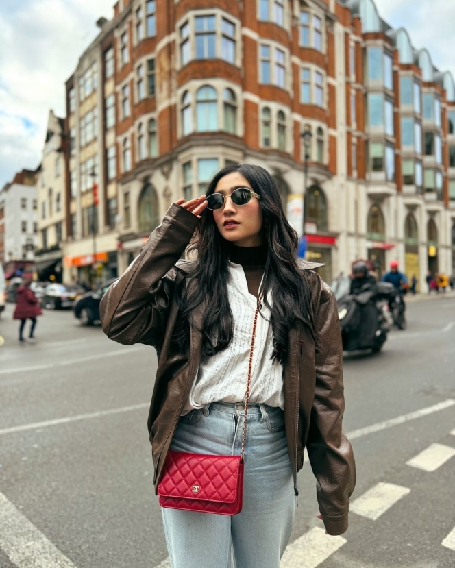 Beda Destinasi Beda Style, Ini 10 Gaya Kece Febby Rastanty saat Jalan-Jalan di London