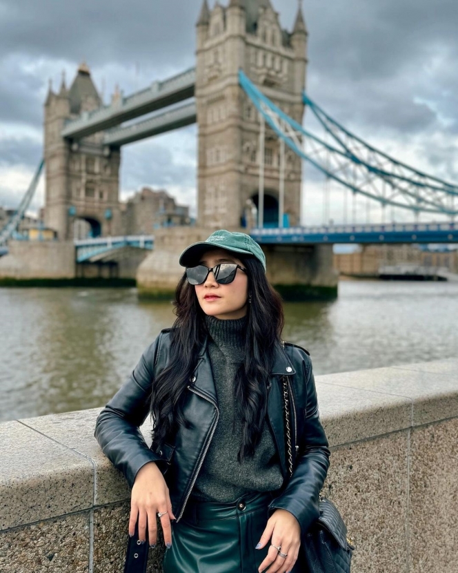 Beda Destinasi Beda Style, Ini 10 Gaya Kece Febby Rastanty saat Jalan-Jalan di London