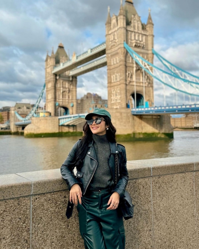 Beda Destinasi Beda Style, Ini 10 Gaya Kece Febby Rastanty saat Jalan-Jalan di London