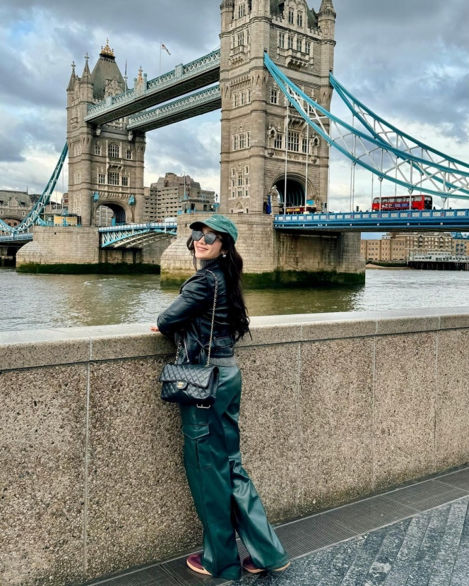 Beda Destinasi Beda Style, Ini 10 Gaya Kece Febby Rastanty saat Jalan-Jalan di London