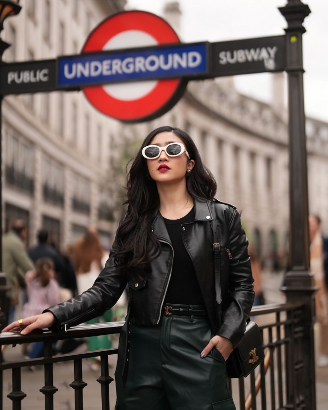 Beda Destinasi Beda Style, Ini 10 Gaya Kece Febby Rastanty saat Jalan-Jalan di London