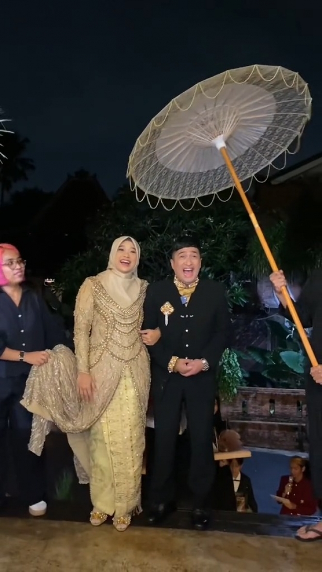 10 Foto Anniversary ke-17 Pernikahan Irfan Hakim dan Istri, Dirayakan bak Pengantin Baru