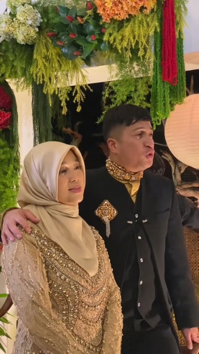 10 Foto Anniversary ke-17 Pernikahan Irfan Hakim dan Istri, Dirayakan bak Pengantin Baru