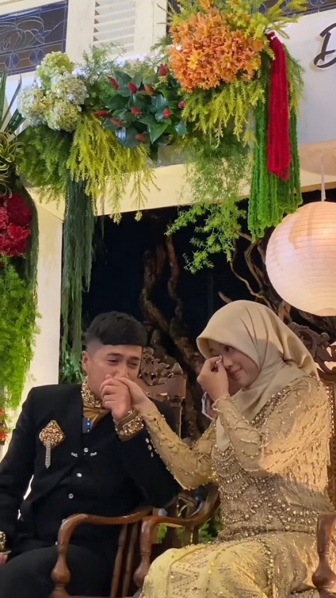 10 Foto Anniversary ke-17 Pernikahan Irfan Hakim dan Istri, Dirayakan bak Pengantin Baru