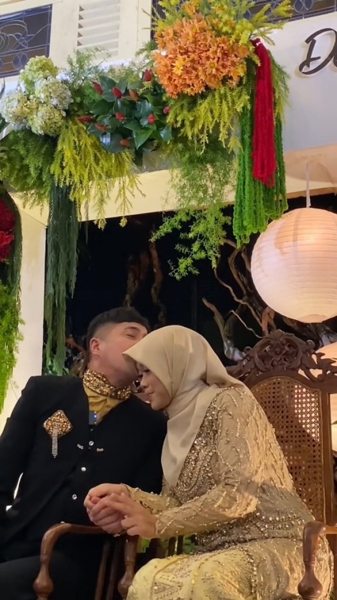 10 Foto Anniversary ke-17 Pernikahan Irfan Hakim dan Istri, Dirayakan bak Pengantin Baru