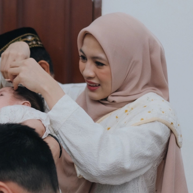 7 Foto Momen Aqiqah Baby Lia Anak Bungsu Dude Harlino, Sederhana Namun Khidmat