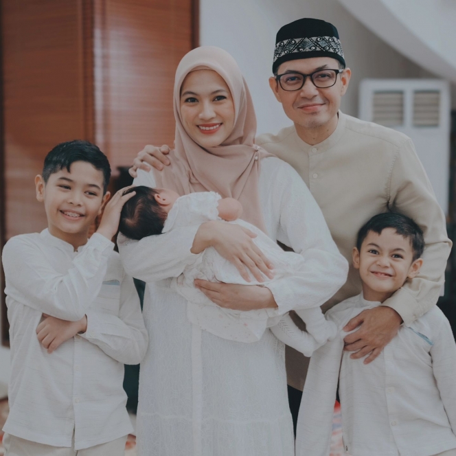 7 Foto Momen Aqiqah Baby Lia Anak Bungsu Dude Harlino, Sederhana Namun Khidmat