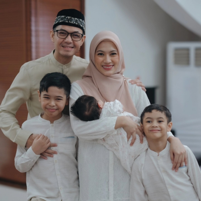 7 Foto Momen Aqiqah Baby Lia Anak Bungsu Dude Harlino, Sederhana Namun Khidmat