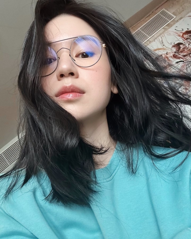 10 Foto Selfie Laura Basuki yang Kecantikannya Bikin Netizen Klepek-klepek