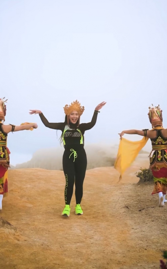 Menari di Atas Puncak, Ini Deretan Foto Momen Denada Mendaki Gunung Ijen