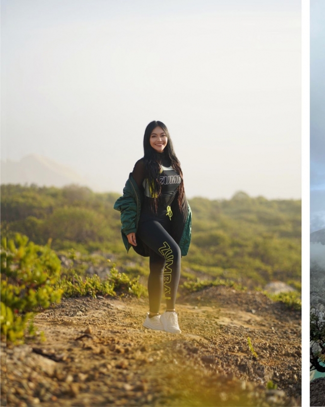 Menari di Atas Puncak, Ini Deretan Foto Momen Denada Mendaki Gunung Ijen