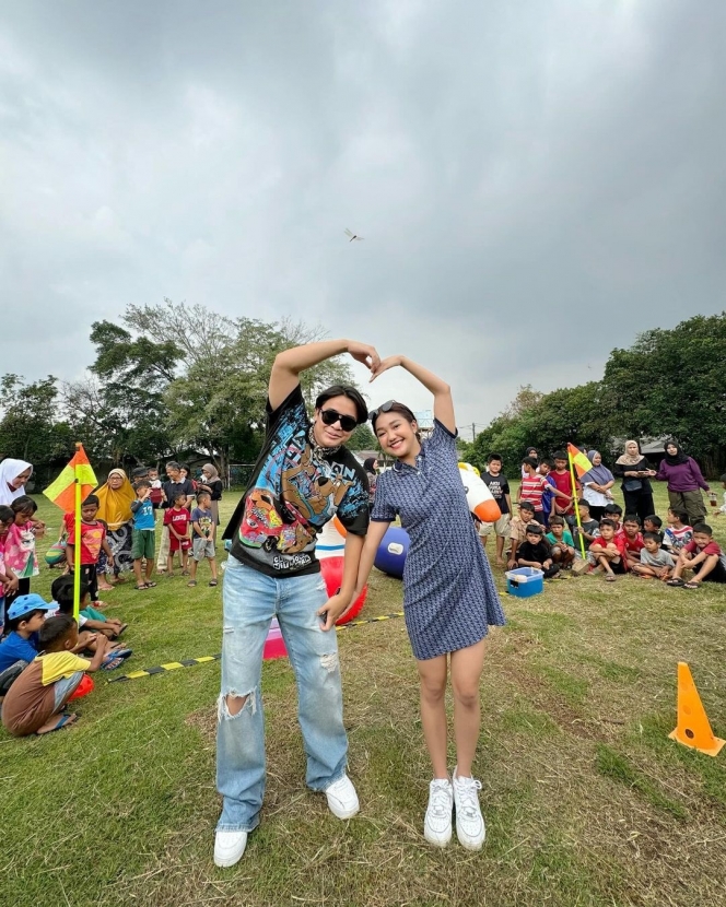 Unggah Foto bareng Billy Syahputra dengan Caption Kangen, Chandrika Chika Pilih Batasi Kolom Komentar