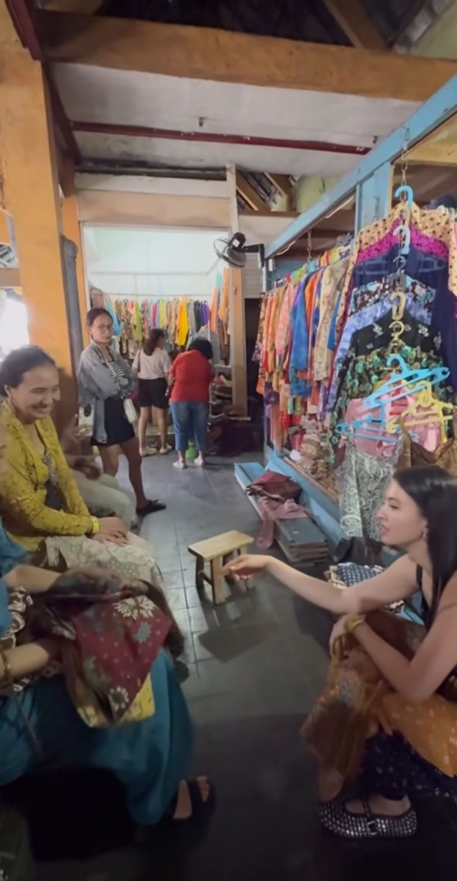 Momen Raline Shah Belanja Batik di Pasar Beringharjo, Santai Lesehan Sambil Pilih-pilih Kain