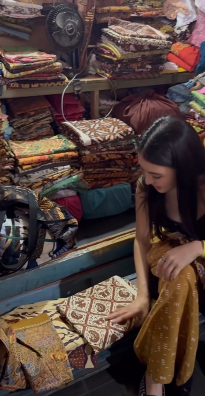 Momen Raline Shah Belanja Batik di Pasar Beringharjo, Santai Lesehan Sambil Pilih-pilih Kain