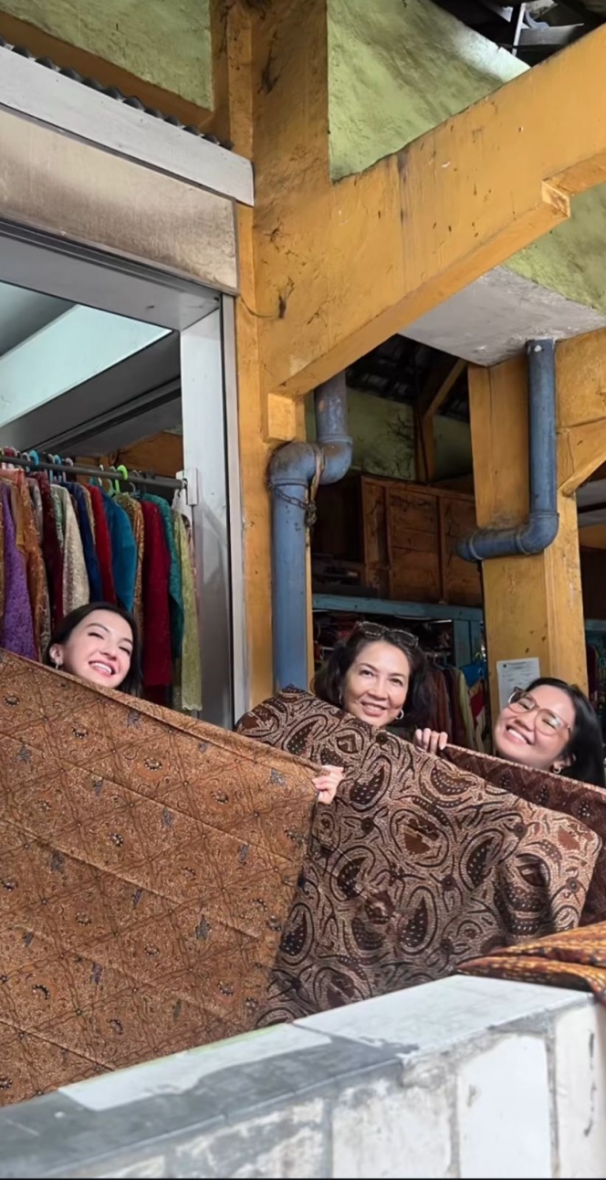 Momen Raline Shah Belanja Batik di Pasar Beringharjo, Santai Lesehan Sambil Pilih-pilih Kain