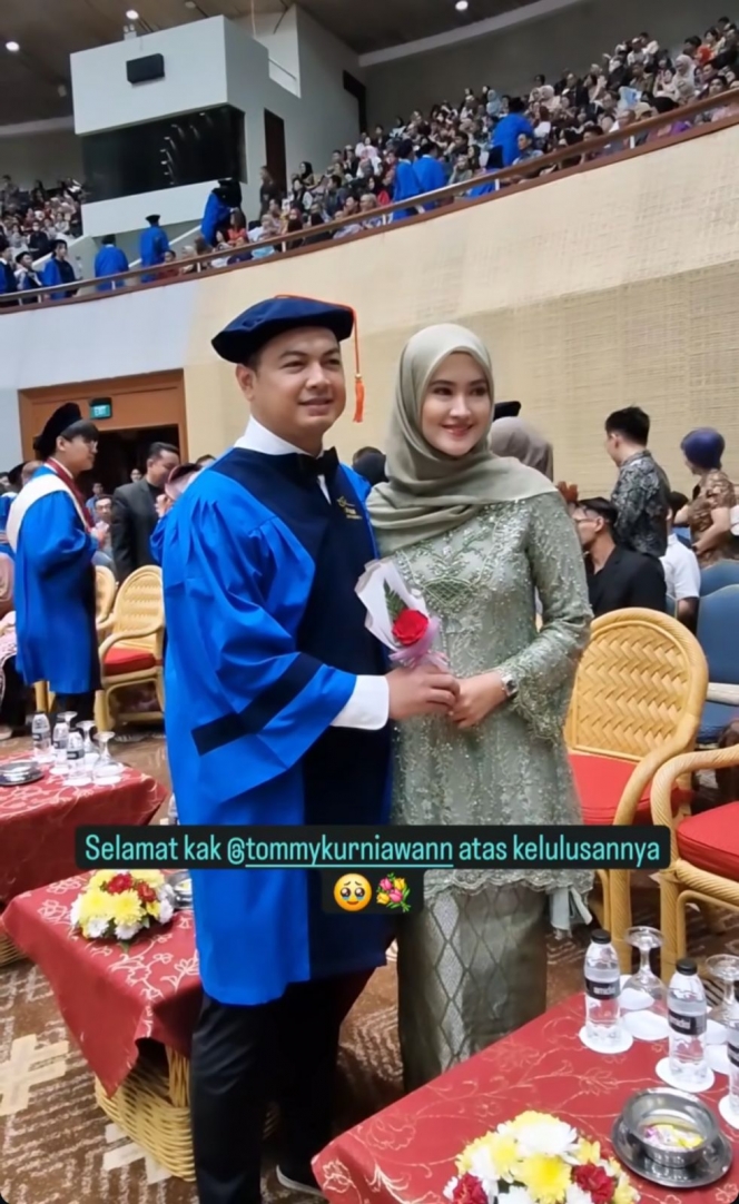 Foto Wisuda Tommy Kurniawan, Raih Gelar Sarjana Komunikasi di Usia 39 Tahun