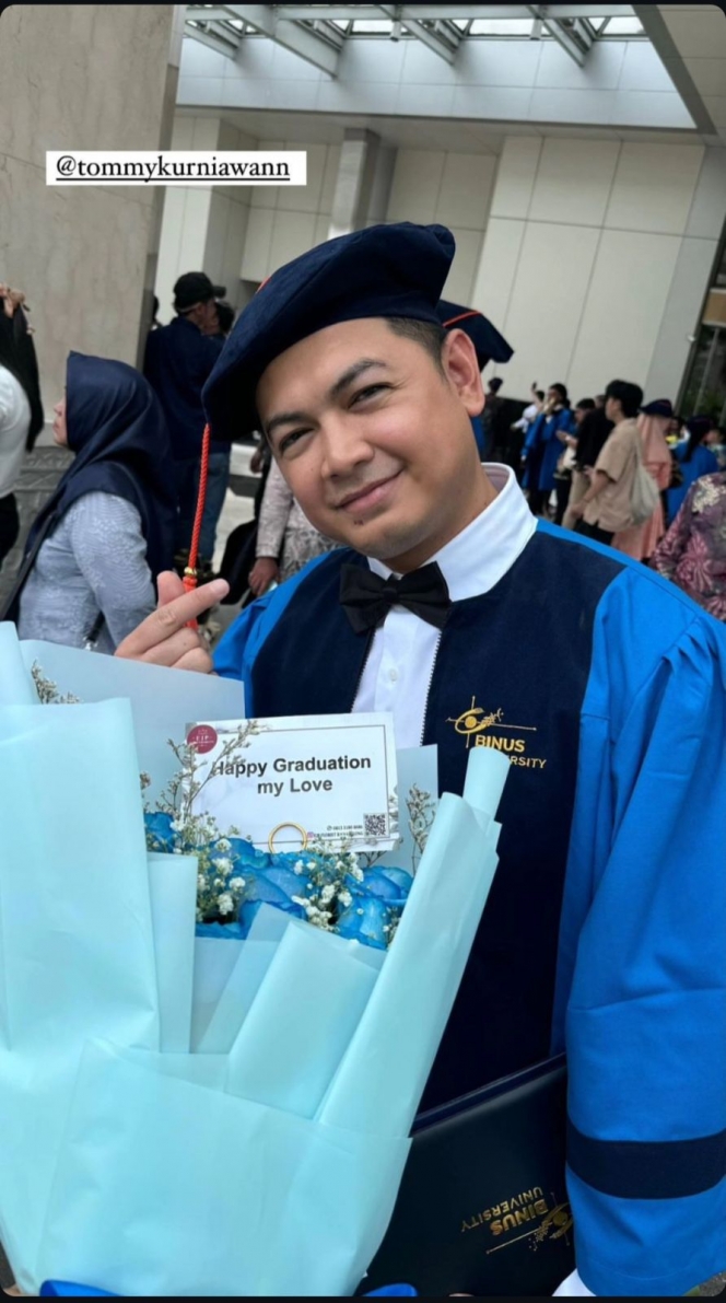 Foto Wisuda Tommy Kurniawan, Raih Gelar Sarjana Komunikasi di Usia 39 Tahun