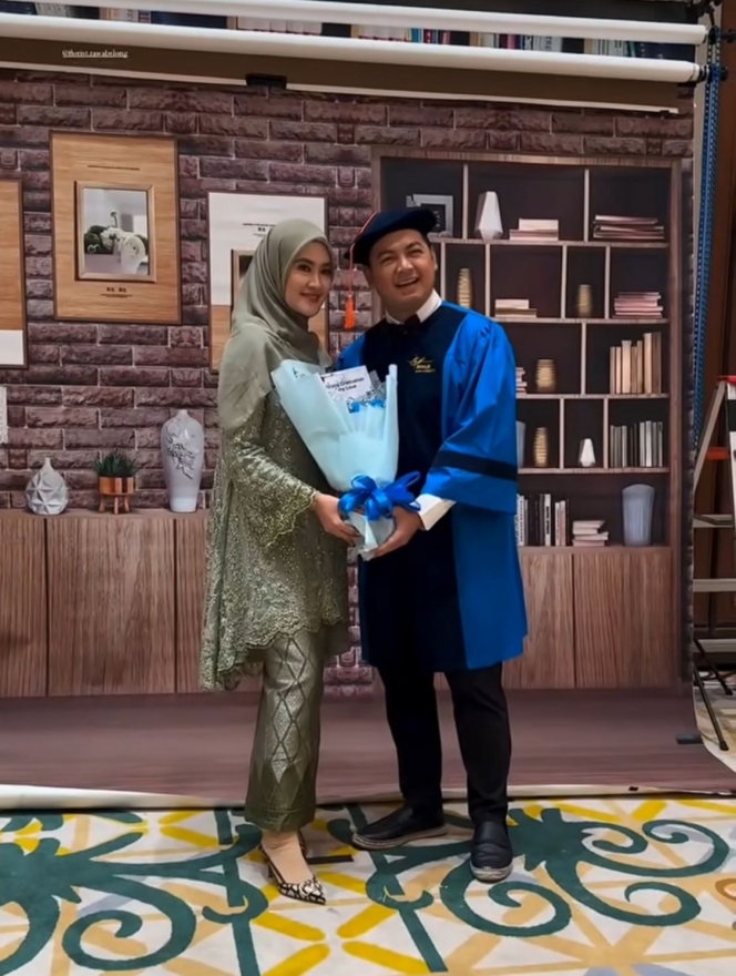 Foto Wisuda Tommy Kurniawan, Raih Gelar Sarjana Komunikasi di Usia 39 Tahun