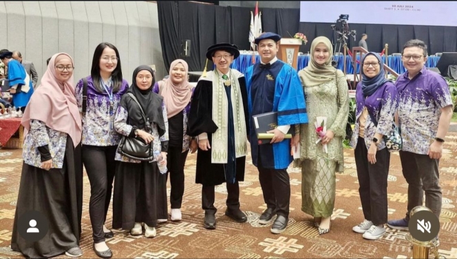 Foto Wisuda Tommy Kurniawan, Raih Gelar Sarjana Komunikasi di Usia 39 Tahun