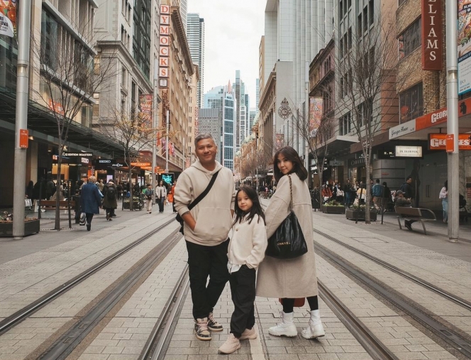 8 Potret Gading Gisel Gempi Liburan di Sydney, Kompak Banget Pakai Outfit Matching!