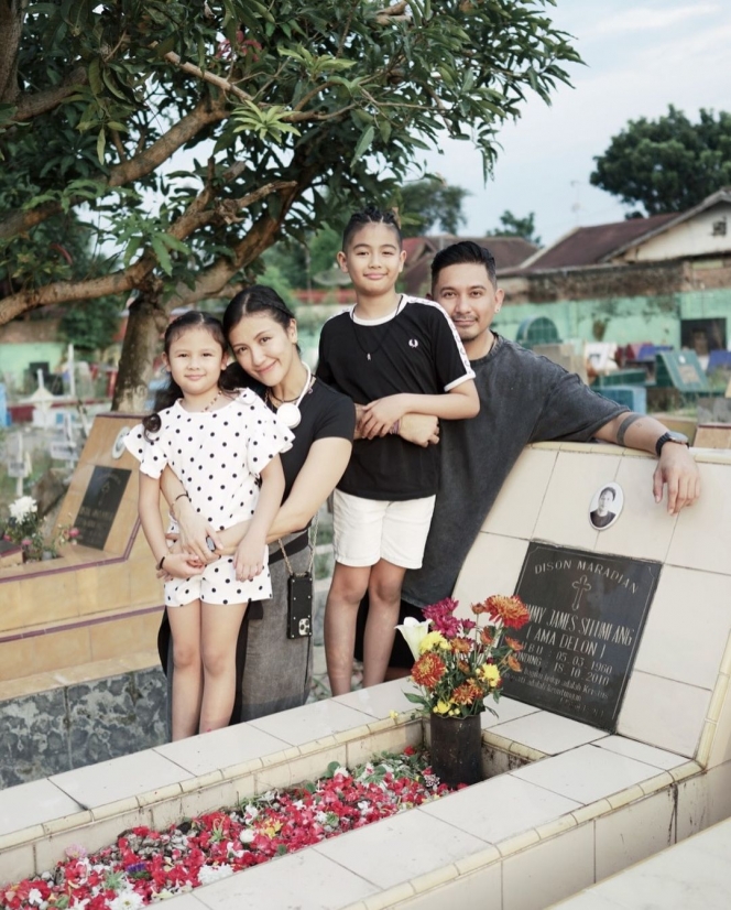 10 Foto Ryan Delon Boyong Istri dan Anak Pulang Kampung ke Medan, Ketemu Keluarga Besar hingga Ziarah Makam Sang Papa