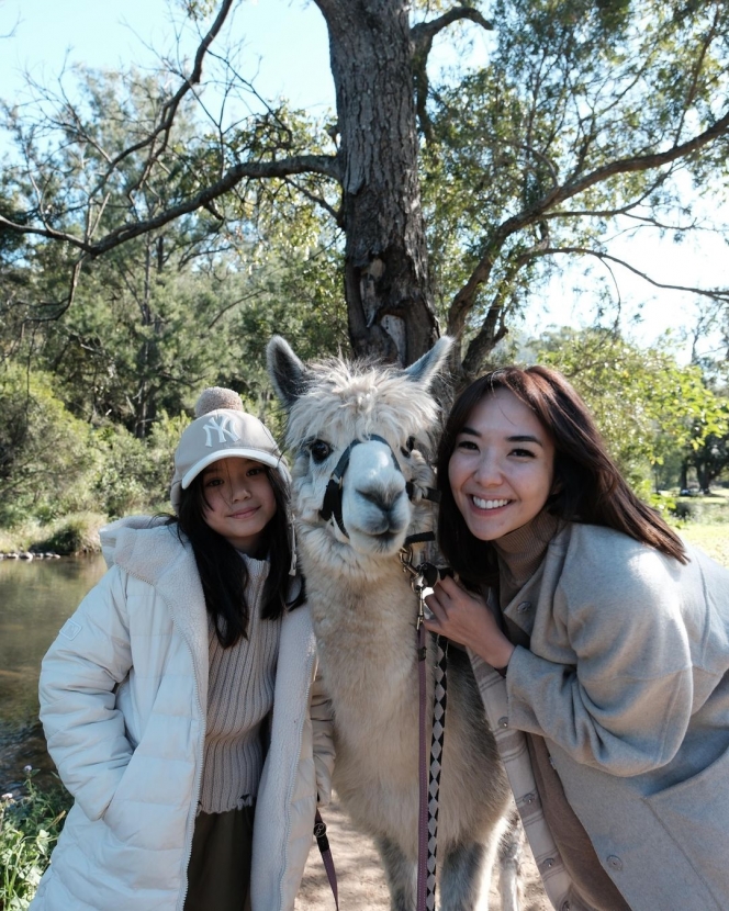 Liburan Bareng Gading, Begini Gemasnya Gempi dan Gisel saat Main Bareng Alpaka di Australia