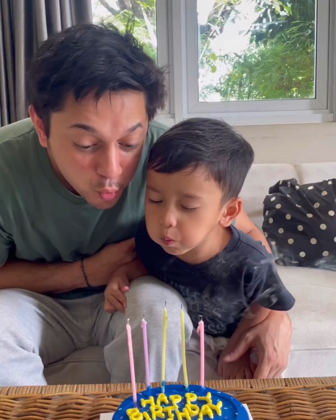 8 Foto Andrew Andika Rayakan Ultah ke-37, Tiup Lilin Bareng Anak