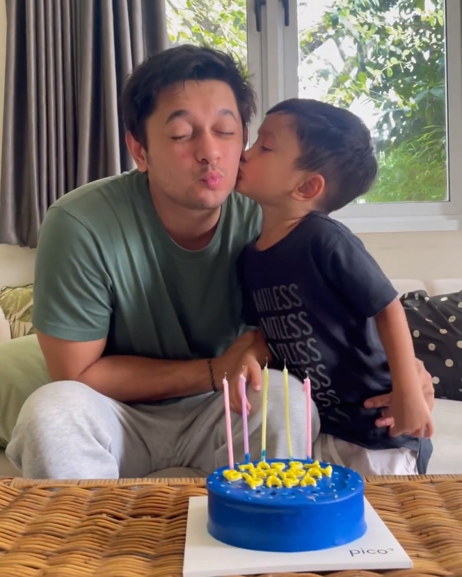 8 Foto Andrew Andika Rayakan Ultah ke-37, Tiup Lilin Bareng Anak