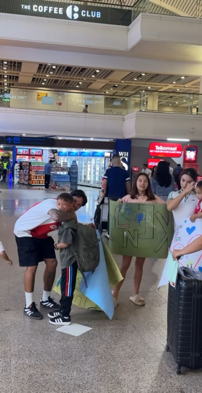 Momen Keluarga Jennifer Bachdim Jemput Anak Kedua di Bandara, Terbang Sendiri dari Belanda ke Bali