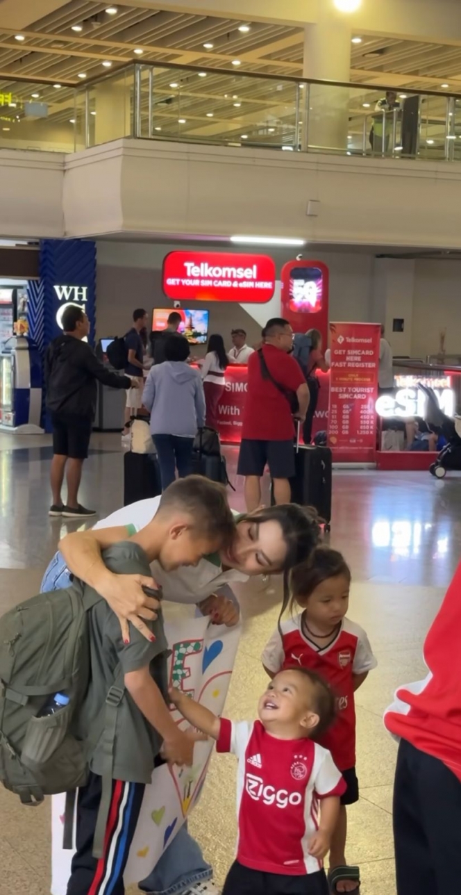 Momen Keluarga Jennifer Bachdim Jemput Anak Kedua di Bandara, Terbang Sendiri dari Belanda ke Bali