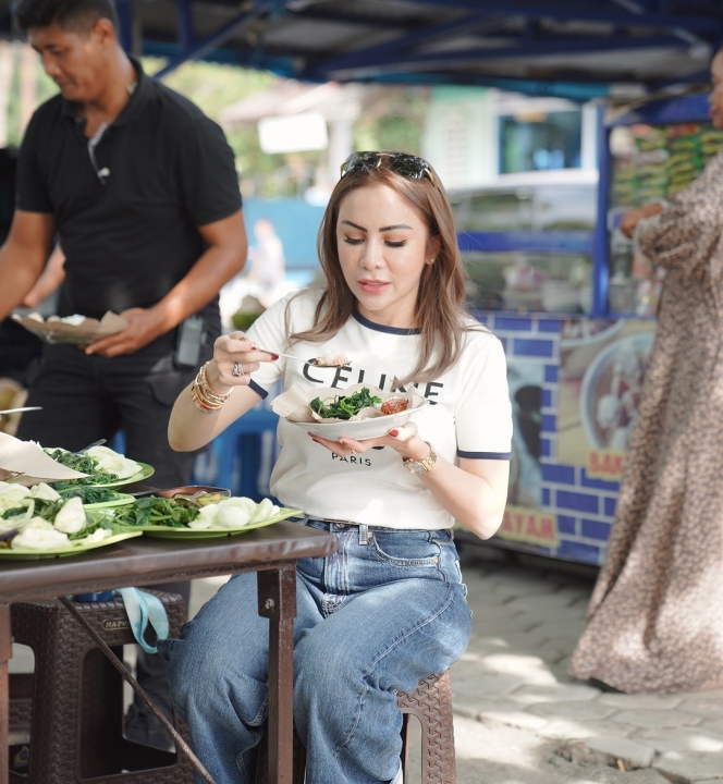 9 Foto Momo Geisha Ajak Anak Piknik di Pantai, Kenang Masa Kecil Suami sambil Santap Ikan Bakar