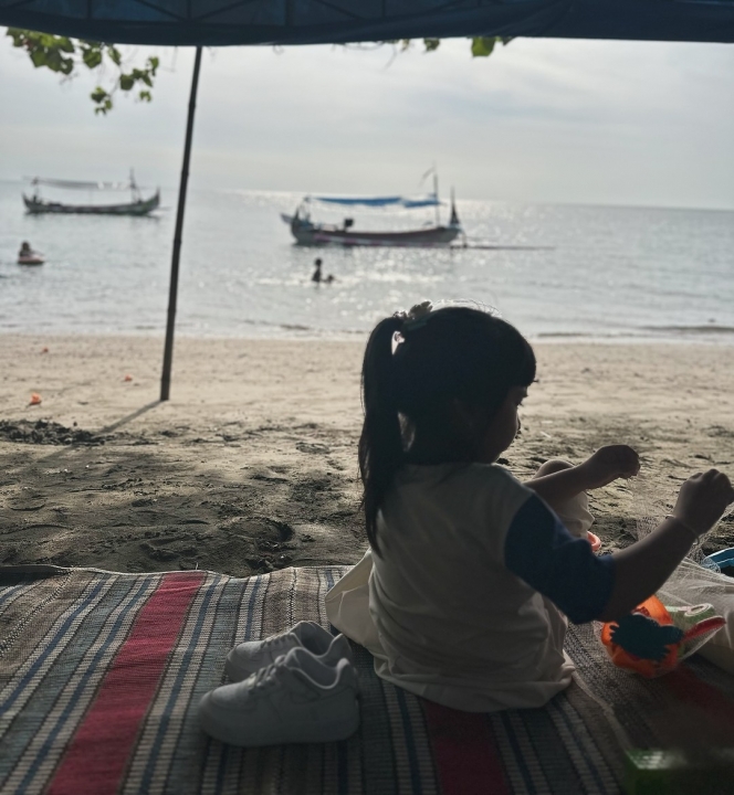 9 Foto Momo Geisha Ajak Anak Piknik di Pantai, Kenang Masa Kecil Suami sambil Santap Ikan Bakar