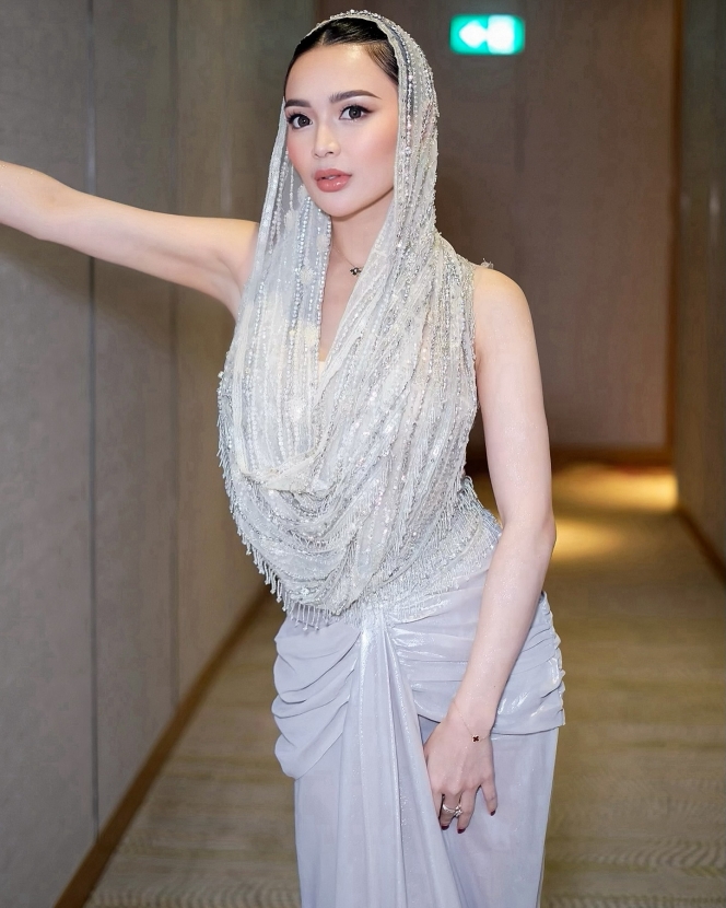 8 Foto Wika Salim Pakai Gaun Unik saat Manggung, Cantik Manjalita!