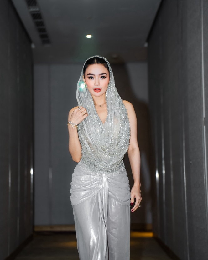 8 Foto Wika Salim Pakai Gaun Unik saat Manggung, Cantik Manjalita!