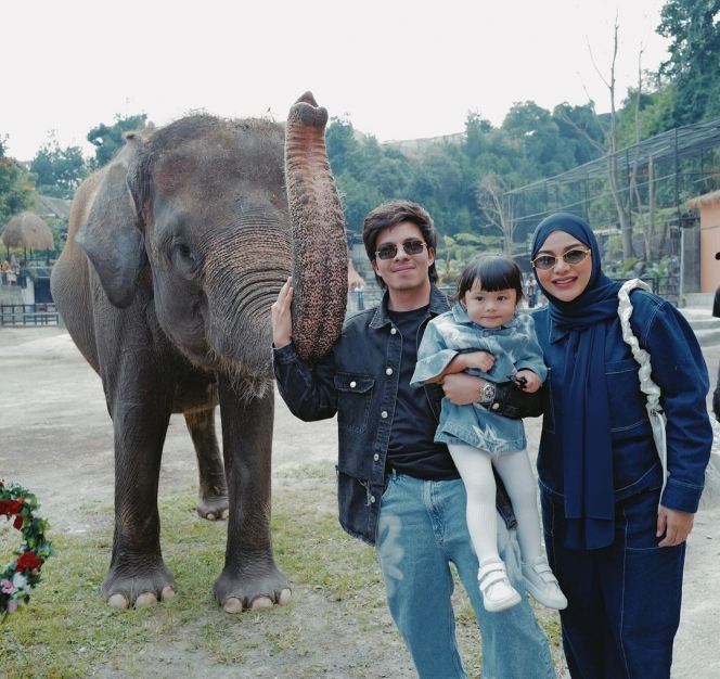 9 Foto Keluarga Atta Halilintar Liburan ke Taman Safari, Gemasnya Ameena Curi Perhatian Banget