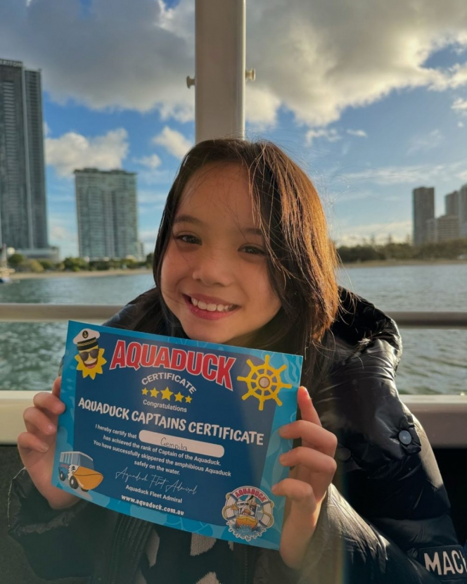 9 Foto Keseruan Gisel dan Gempi Naik Aquaduck di Gold Coast, Sampai Dapat Sertifikat Mengemudi!