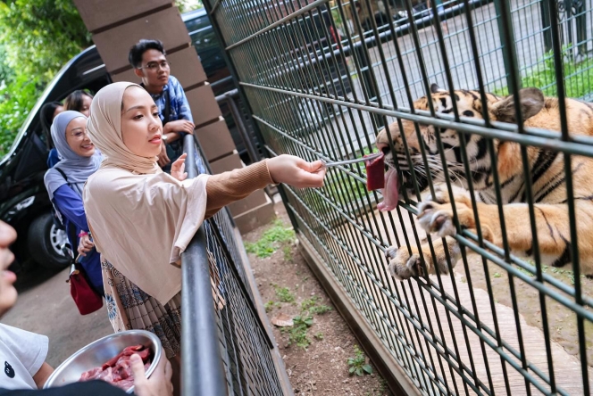 9 Foto Gaya Berhijab Nagita Slavina yang Sederhana, Dipuji Tampak Lebih Muda