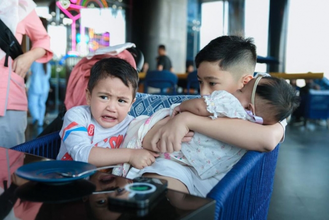 Foto Rafathar dan Rayyanza Rebutan Gendong Baby Lily, Kompak Asuh Adik saat Berlibur ke Bandung