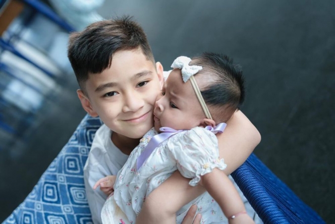 Foto Rafathar dan Rayyanza Rebutan Gendong Baby Lily, Kompak Asuh Adik saat Berlibur ke Bandung